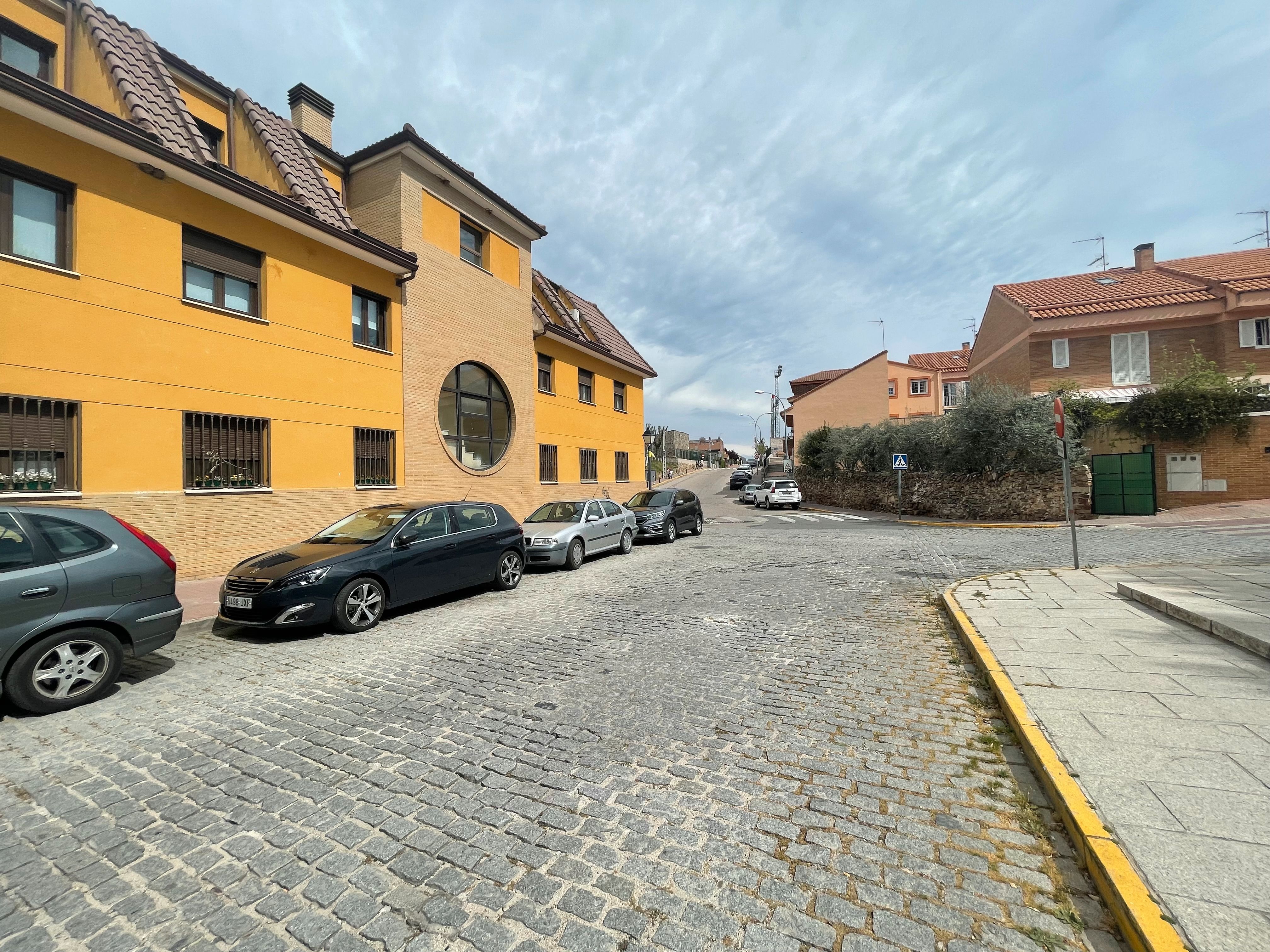 Vista exterior de Apartament de lloguer en Pedrezuela amb Calefacció, Forn i Microones
