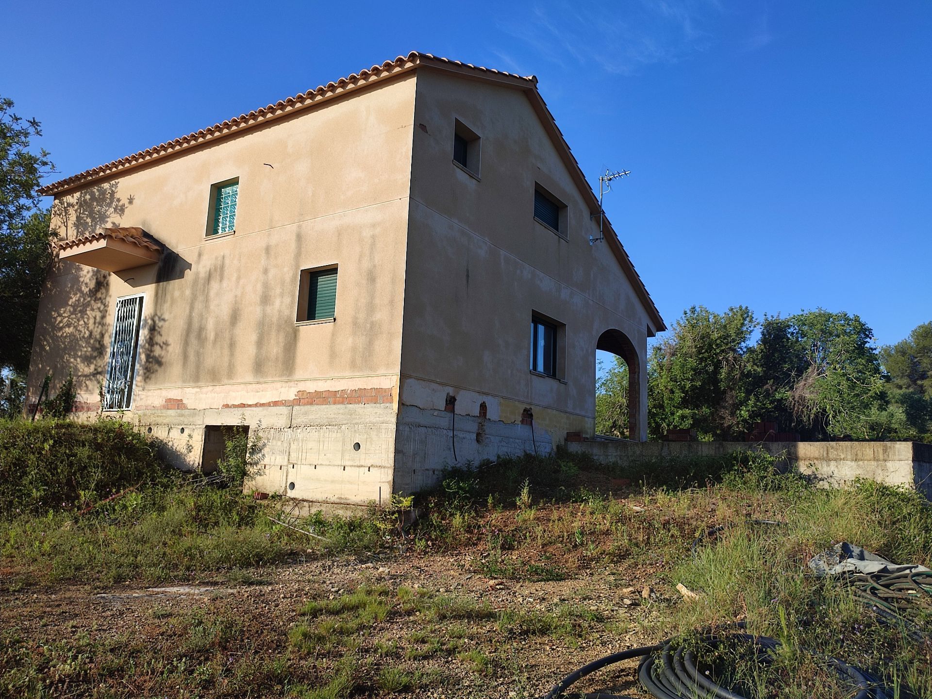 Vista exterior de Finca rústica en venda en La Riera de Gaià amb Traster