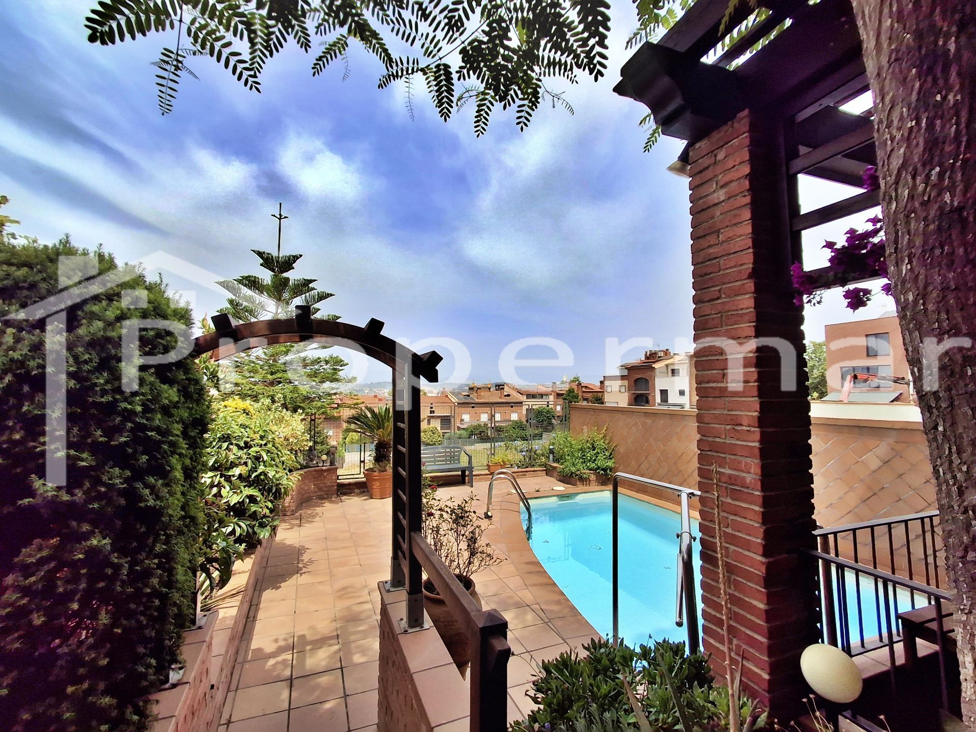 Piscina de Casa adosada en venda en Granollers amb Aire condicionat, Calefacció i Jardí privat