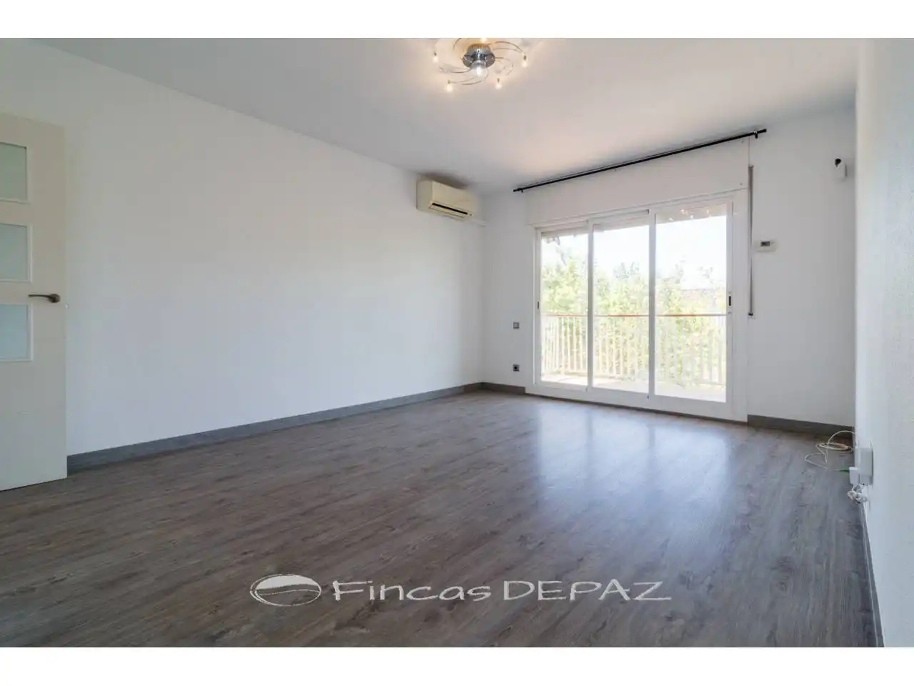 Wohnzimmer von Dachboden zum Verkauf in Castelldefels mit Klimaanlage, Heizung und Parkett