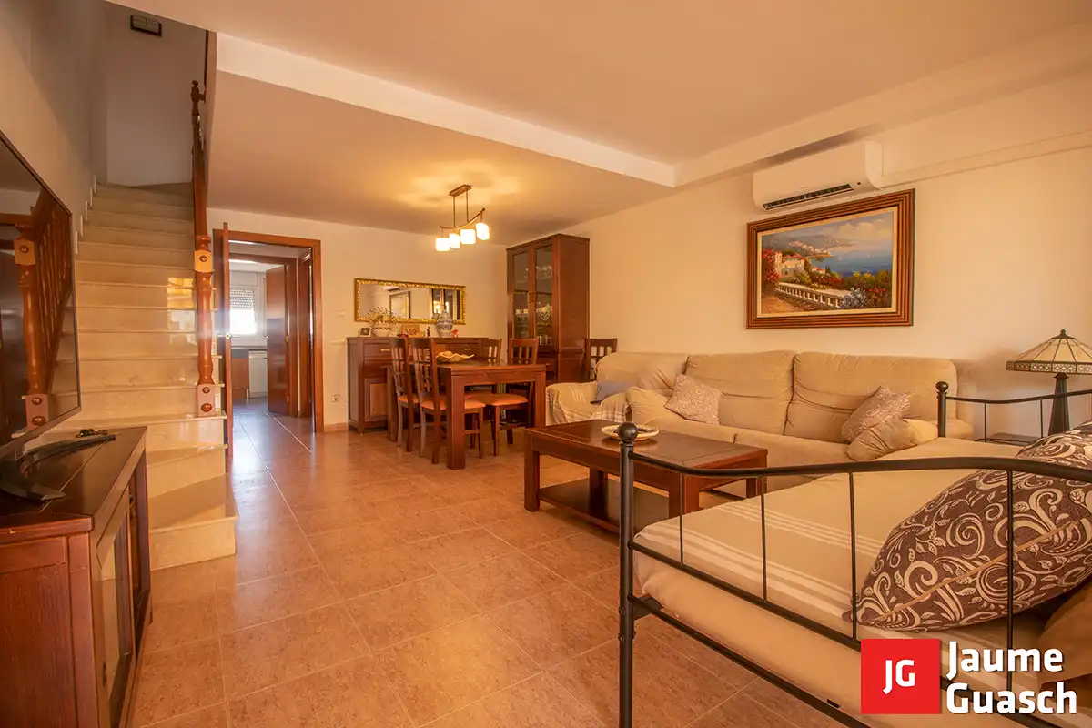 Sala de estar de Casa adosada en venta en Creixell con Aire acondicionado, Calefacción y Jardín privado