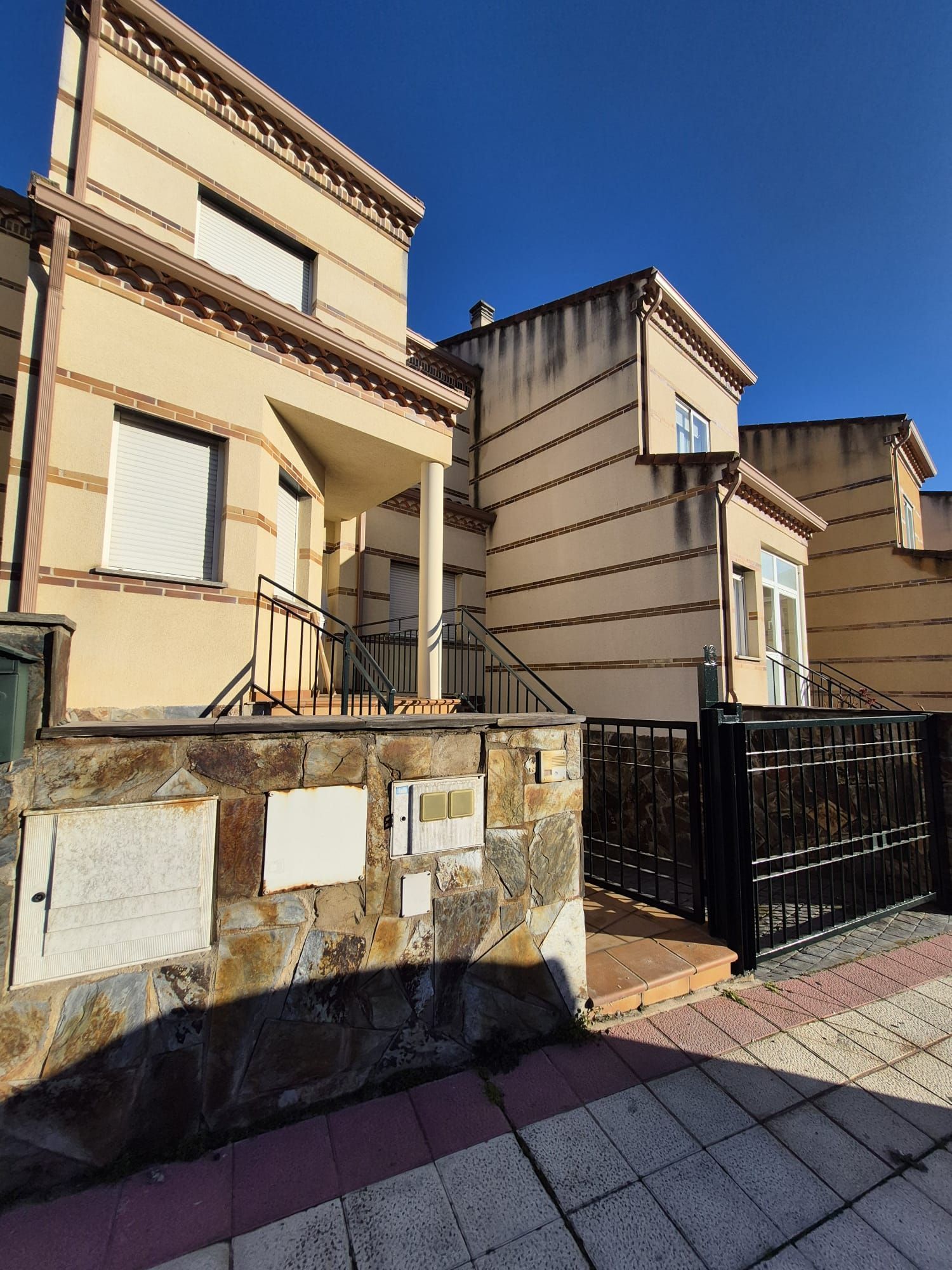 Vista exterior de Casa o chalet en venta en Ávila Capital con Calefacción