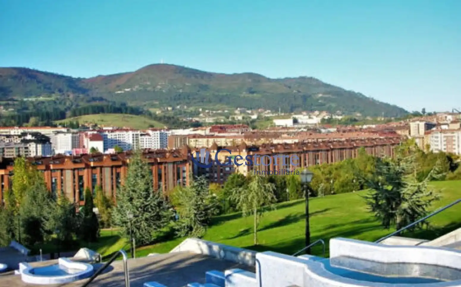 Vista exterior de Pis en venda en Oviedo  amb Calefacció
