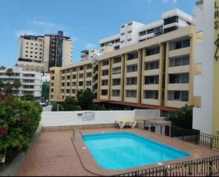 Piscina de Apartament de lloguer en San Bartolomé de Tirajana amb Balcó