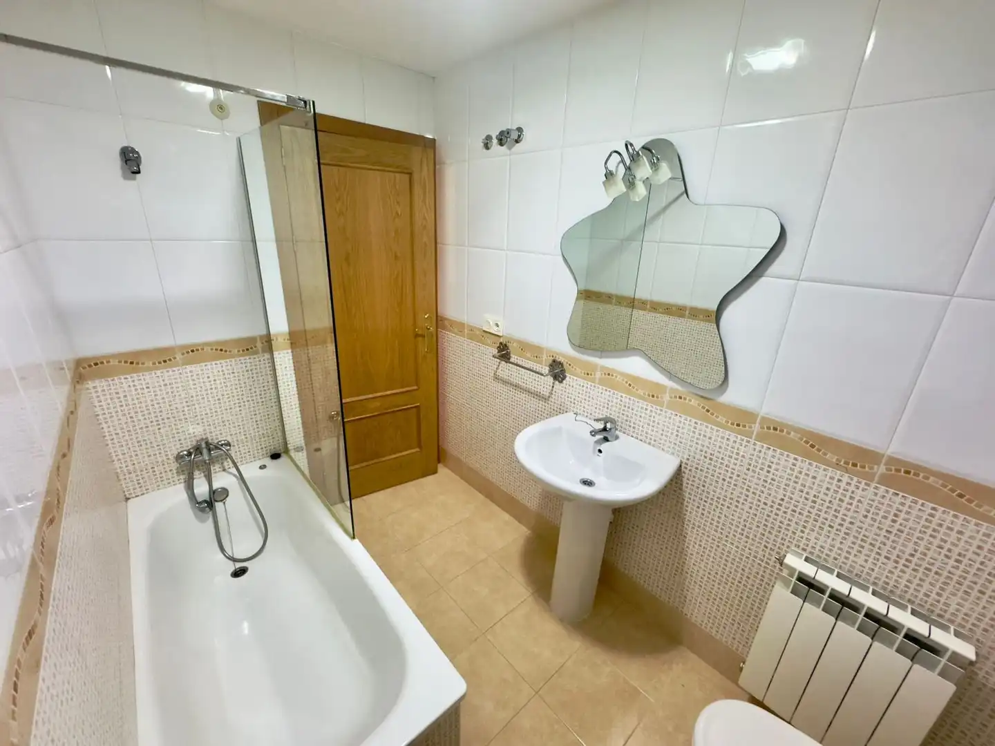 Badezimmer von Wohnung zum Verkauf in Valdepeñas mit Heizung, Parkett und Balkon