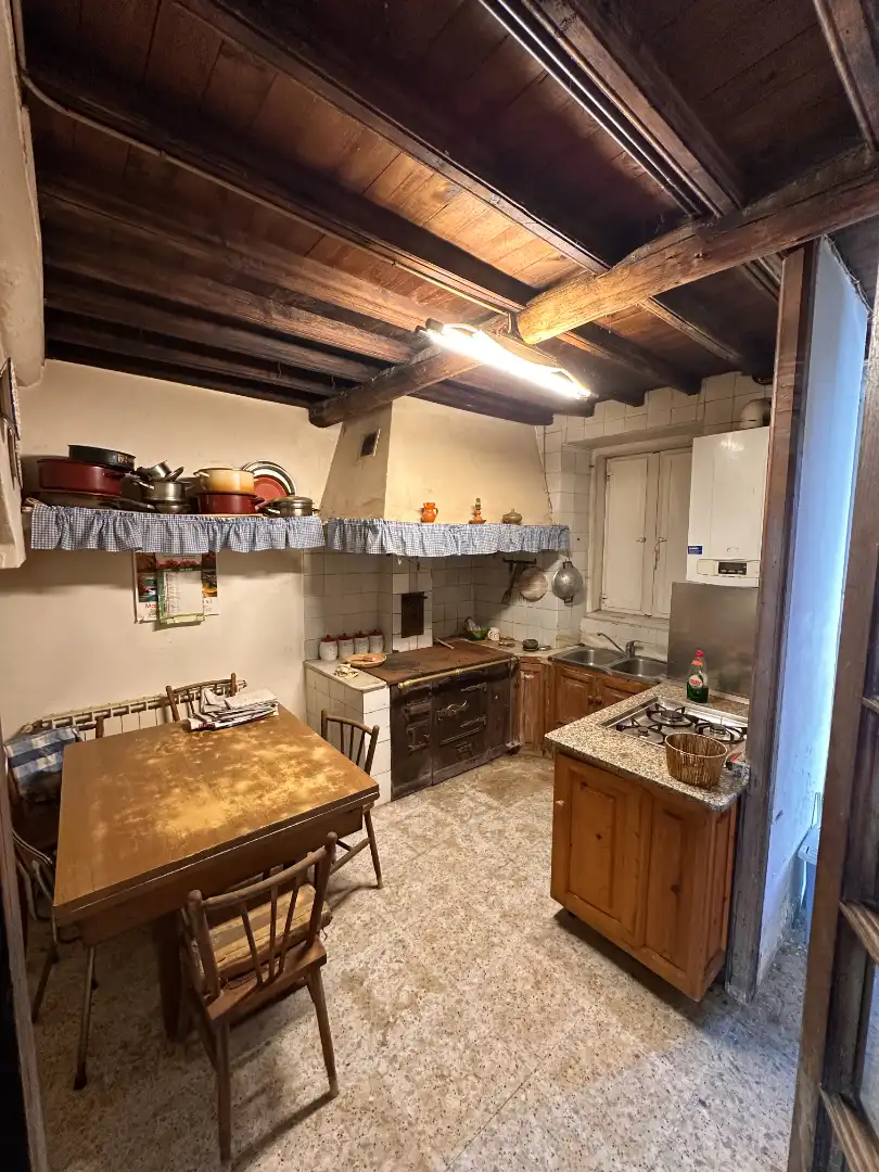Cuina de Casa adosada en venda en Santiago de Compostela  amb Calefacció, Jardí privat i Terrassa