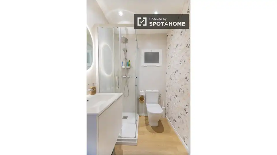 Bathroom of Flat for rent in Valencia  with Air Conditioner, Heating and Furnished