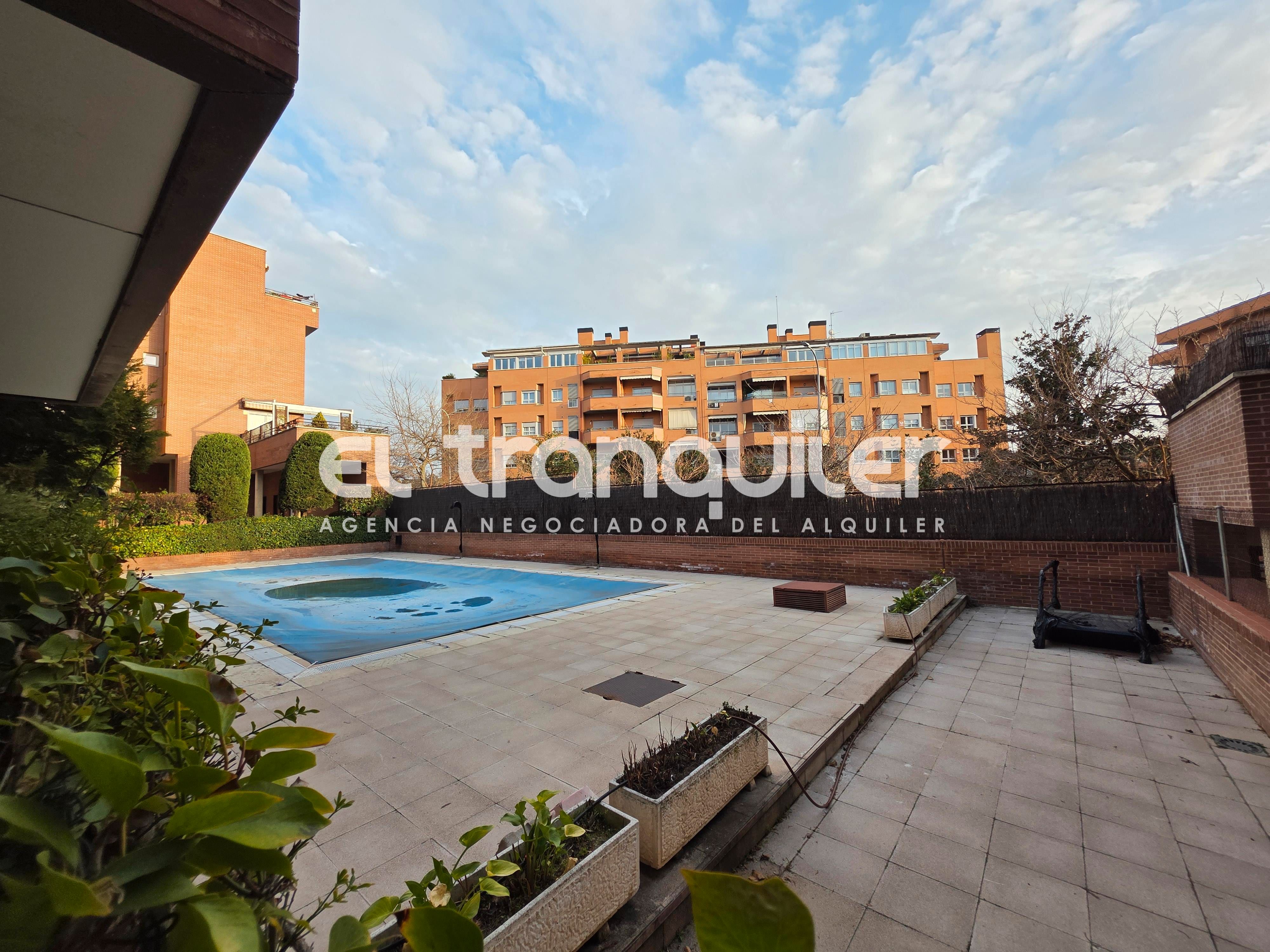 Exterior view of Flat for rent in  Madrid Capital  with Air Conditioner, Parquet flooring and Swimming Pool