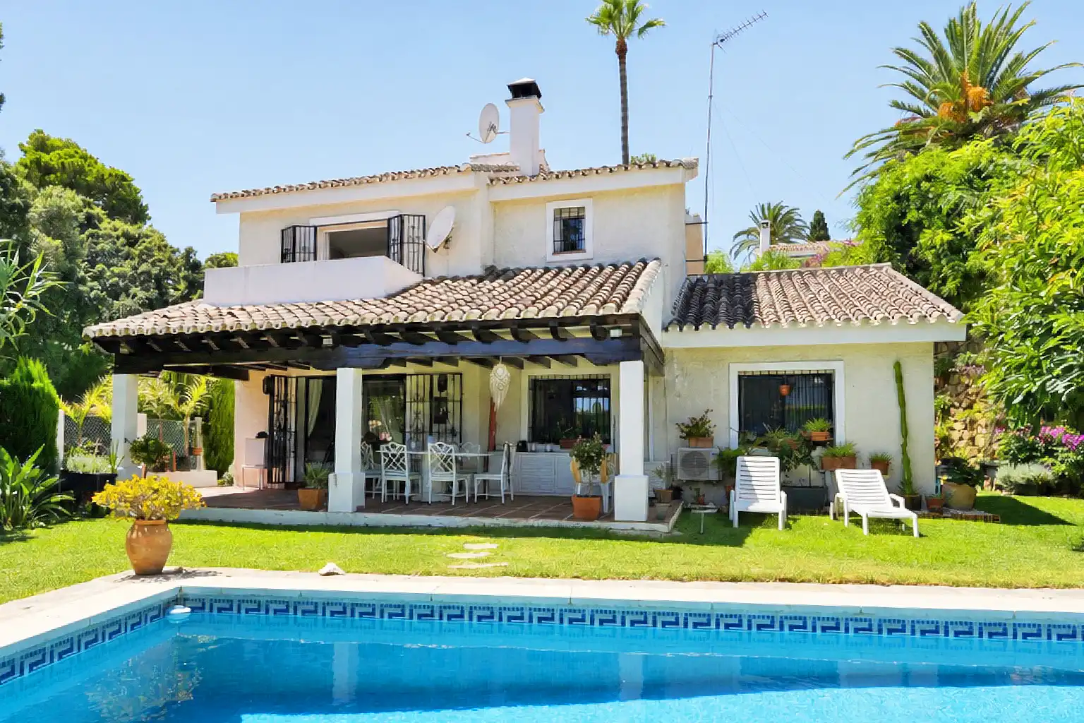 Vista exterior de Casa o xalet en venda en Mijas amb Aire condicionat, Jardí privat i Terrassa