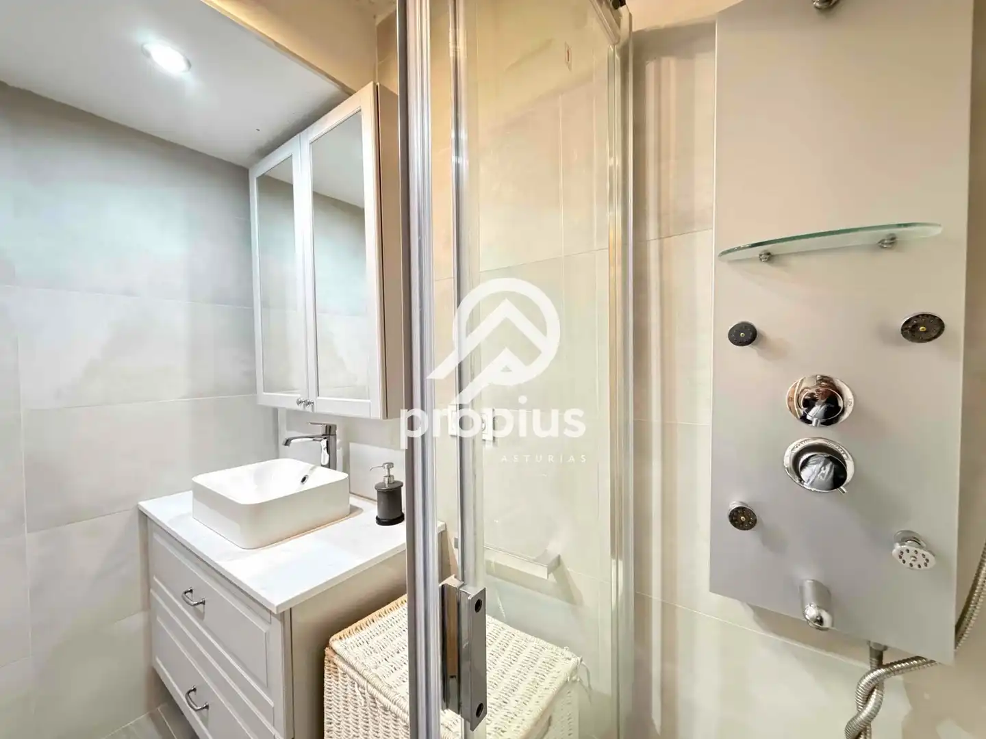 Badezimmer von Wohnung zum Verkauf in Oviedo  mit Heizung, Abstellraum und Möbliert