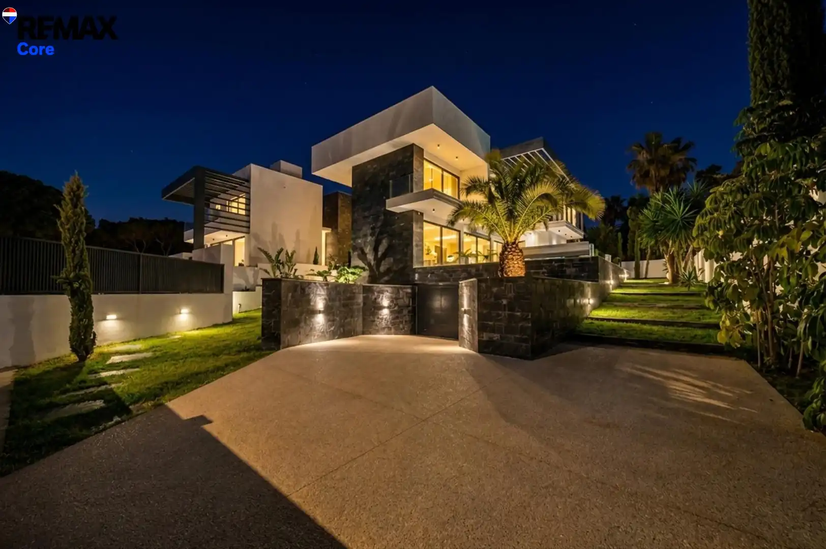 Vista exterior de Casa o xalet en venda en Marbella amb Aire condicionat, Calefacció i Jardí privat