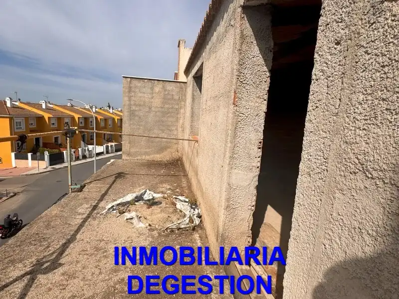 Vista exterior de Casa adosada en venda en Linares amb Terrassa i Balcó