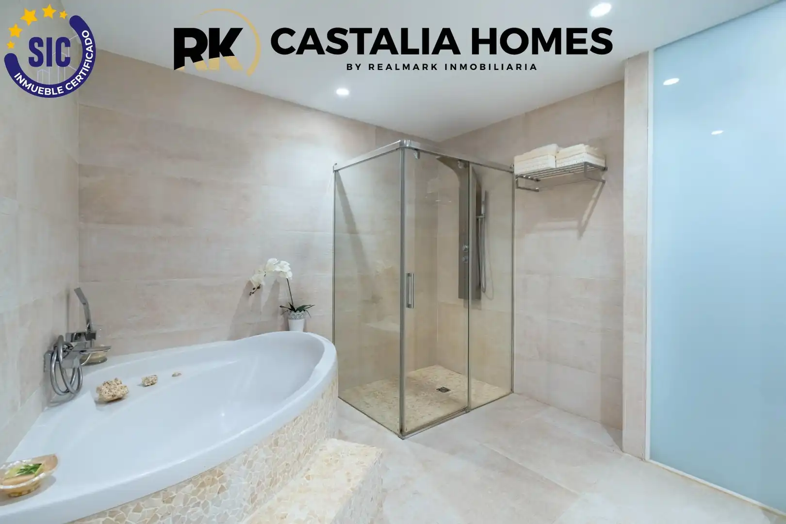 Badezimmer von Einfamilien-Reihenhaus zum Verkauf in Castellón de la Plana / Castelló de la Plana mit Klimaanlage, Privatgarten und Terrasse