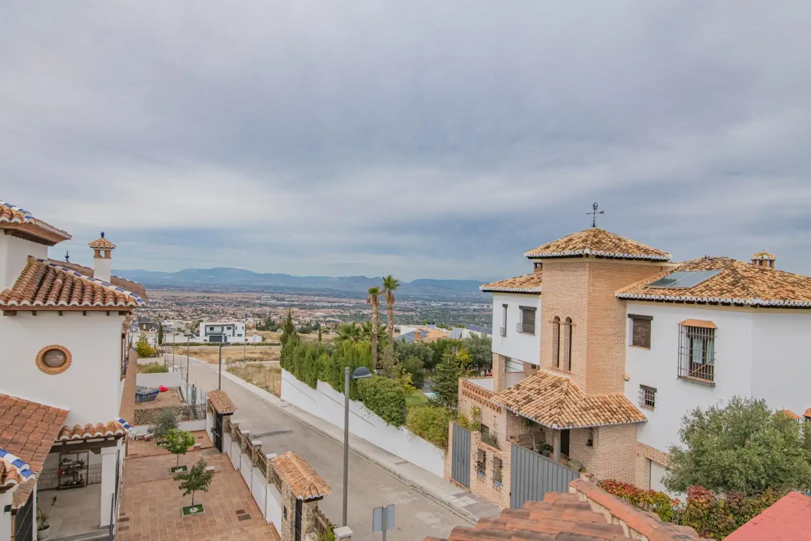 Vista exterior de Casa o xalet en venda en La Zubia amb Calefacció, Jardí privat i Terrassa