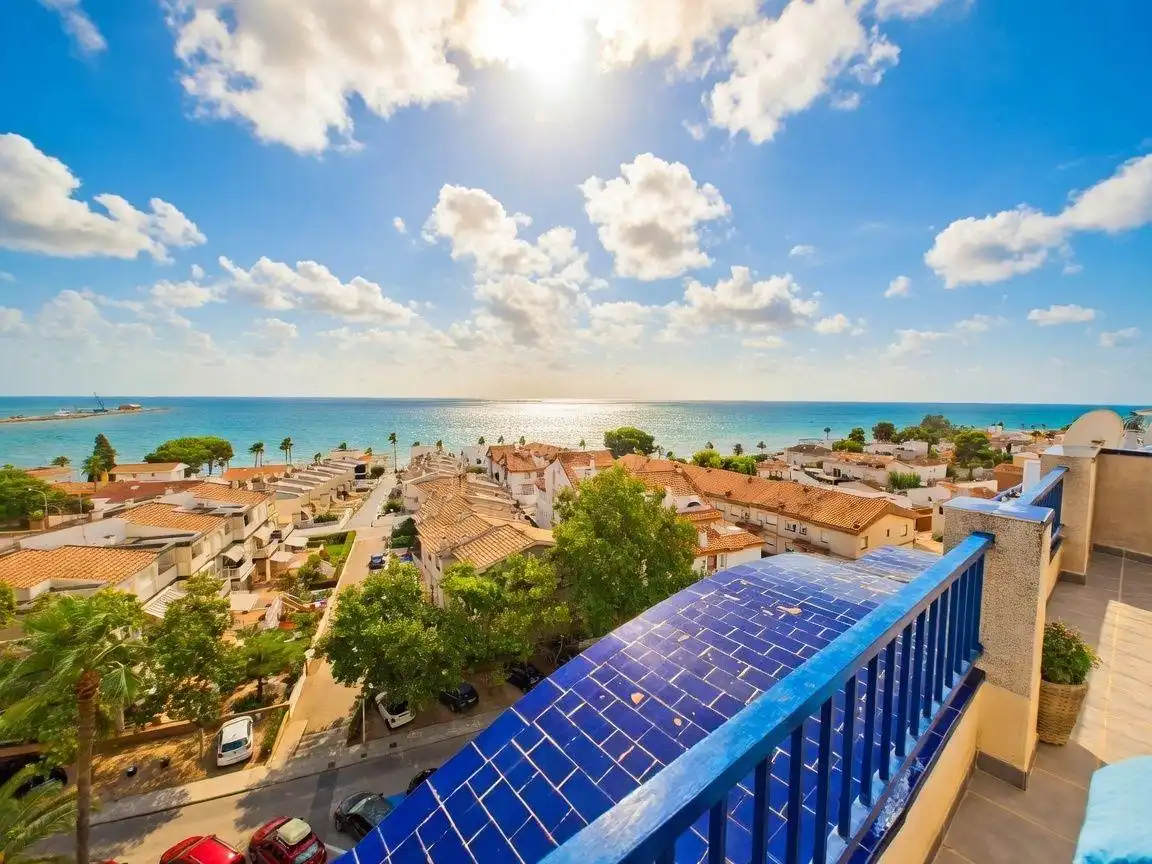 Vista exterior de Àtic en venda en La Ràpita amb Piscina comunitària