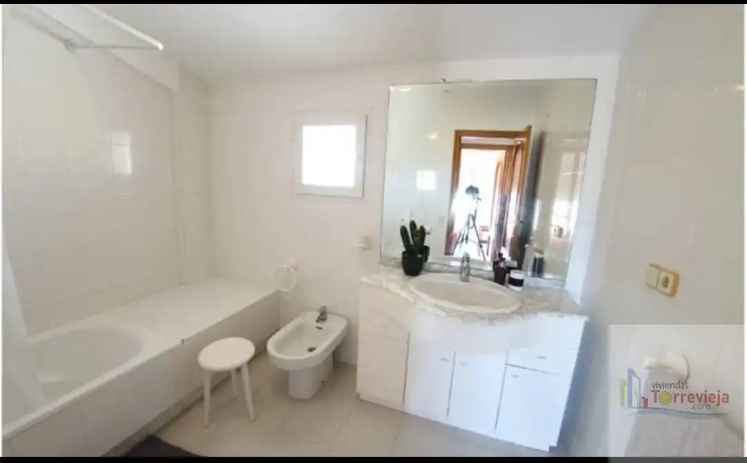 Baño de Ático en venta en Torrevieja con Aire acondicionado, Terraza y Piscina comunitaria