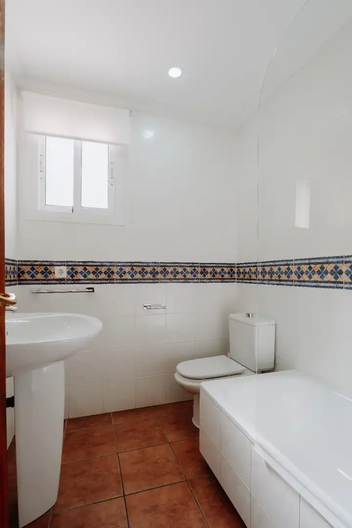 Badezimmer von Wohnung zum Verkauf in Alicante / Alacant mit Klimaanlage, Heizung und Terrasse