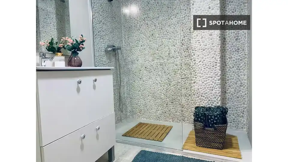 Baño de Piso de alquiler en Valencia con Aire acondicionado, Calefacción y Amueblado