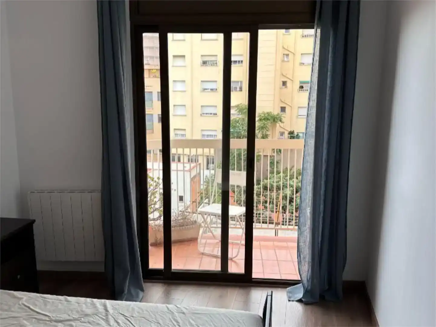 Schlafzimmer von Wohnung zur Miete in Barcelona mit Parkett, Möbliert und Balkon