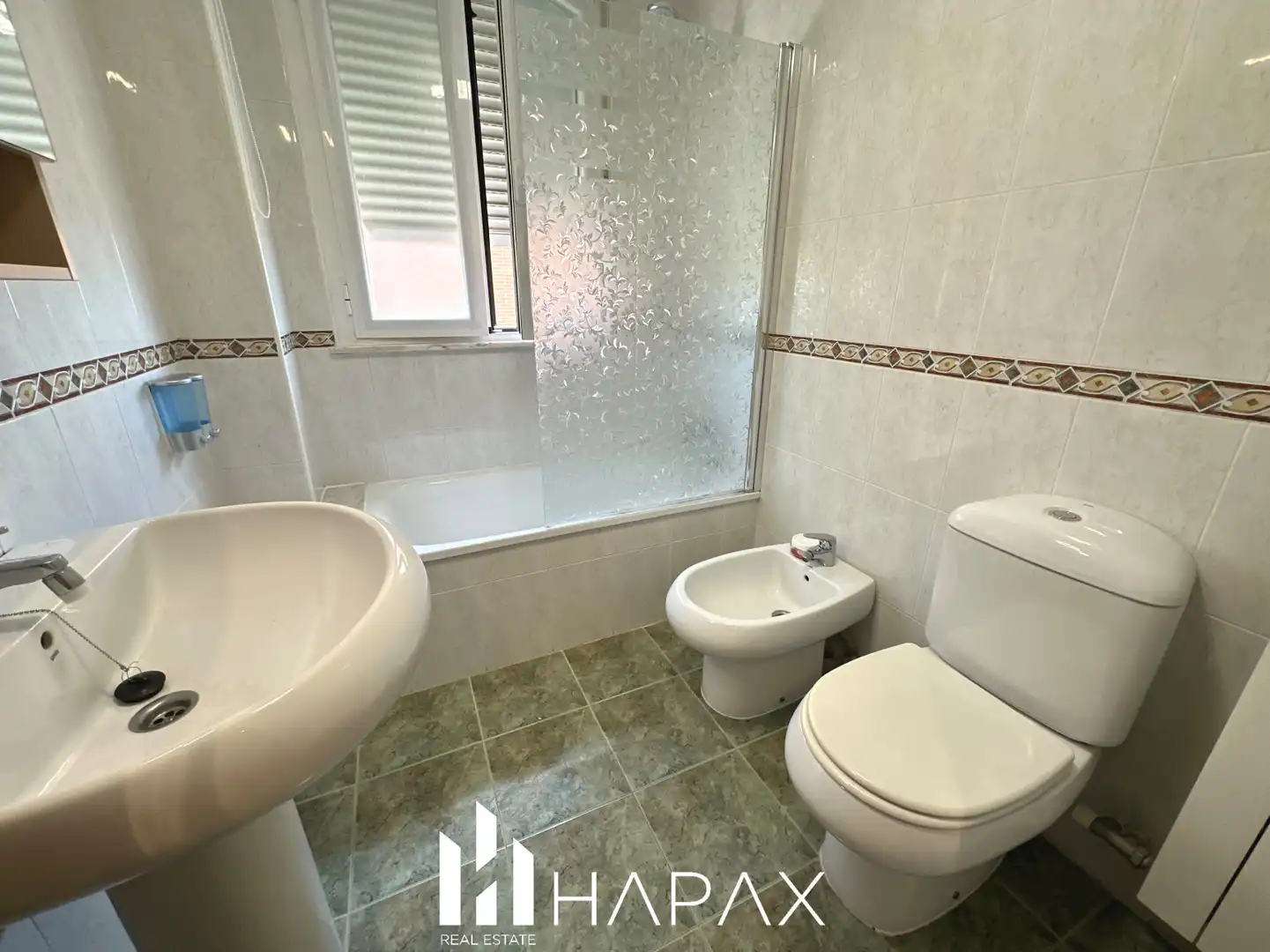 Badezimmer von Wohnung zum Verkauf in Salamanca mit Heizung, Privatgarten und Möbliert