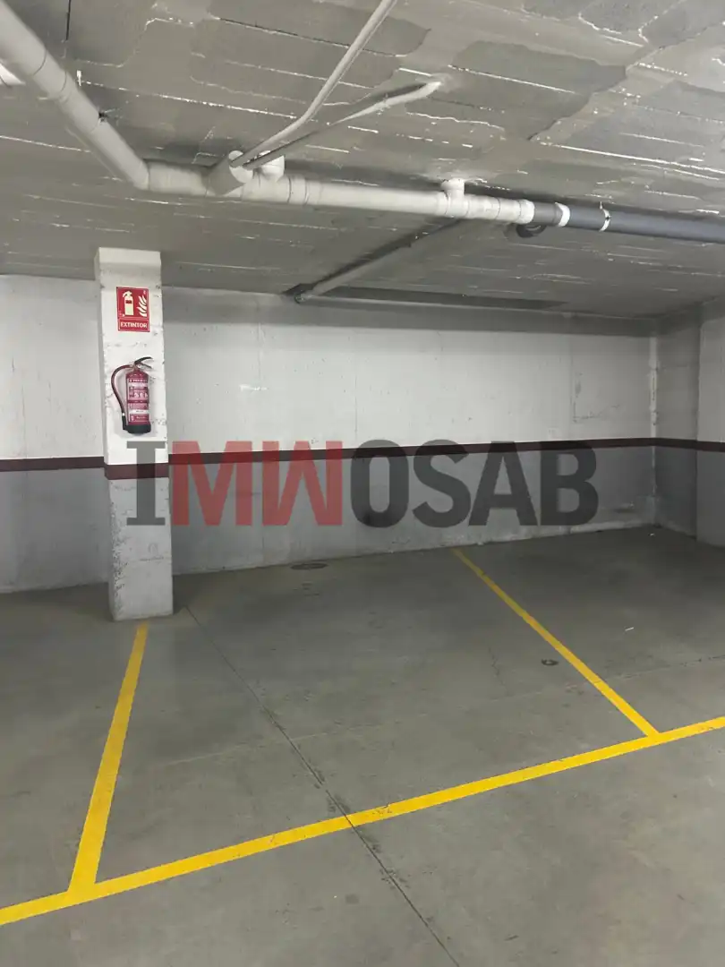 Parkplatz von Garage zur Miete in Vic