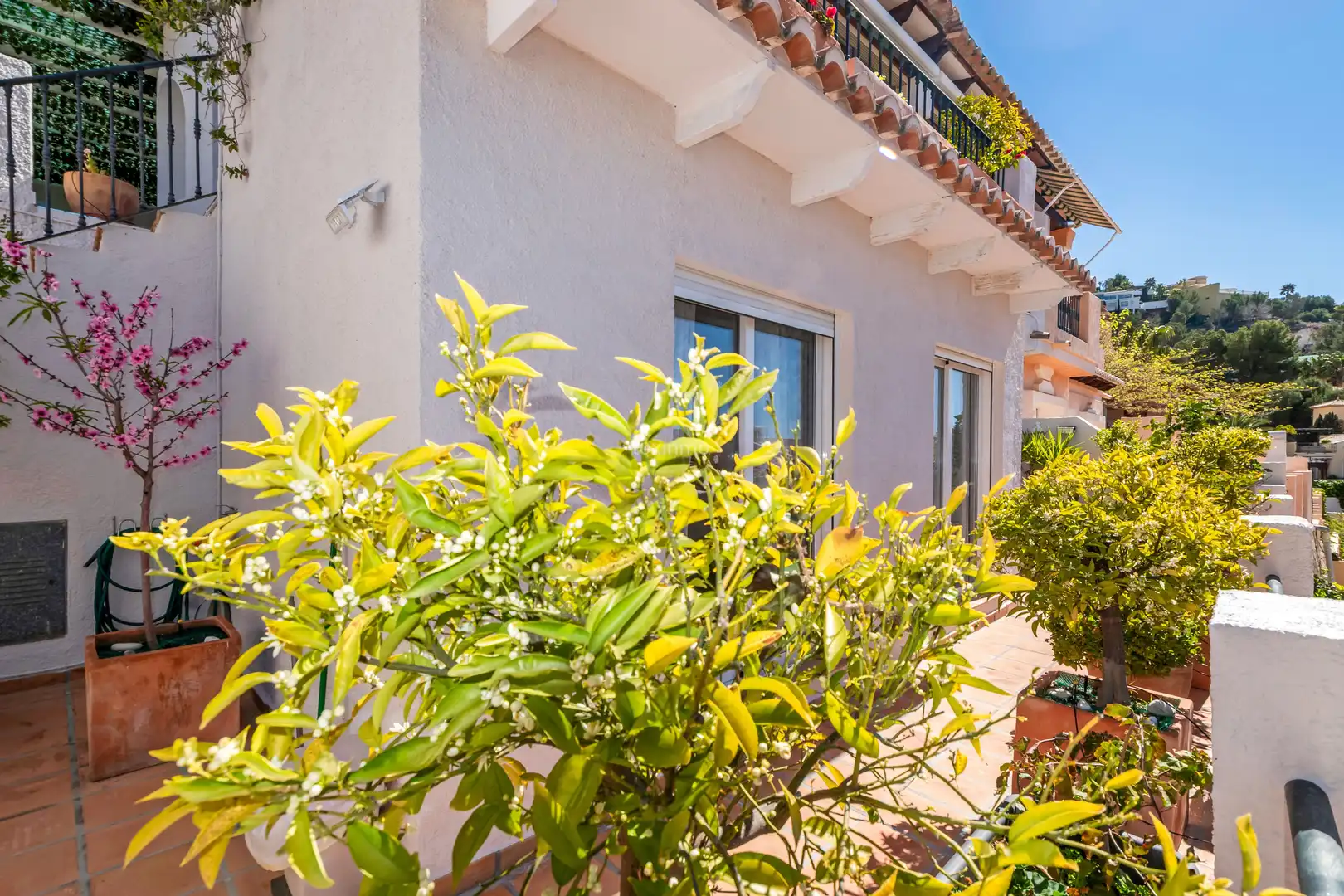 Vista exterior de Casa adosada en venda en Altea amb Aire condicionat, Jardí privat i Terrassa