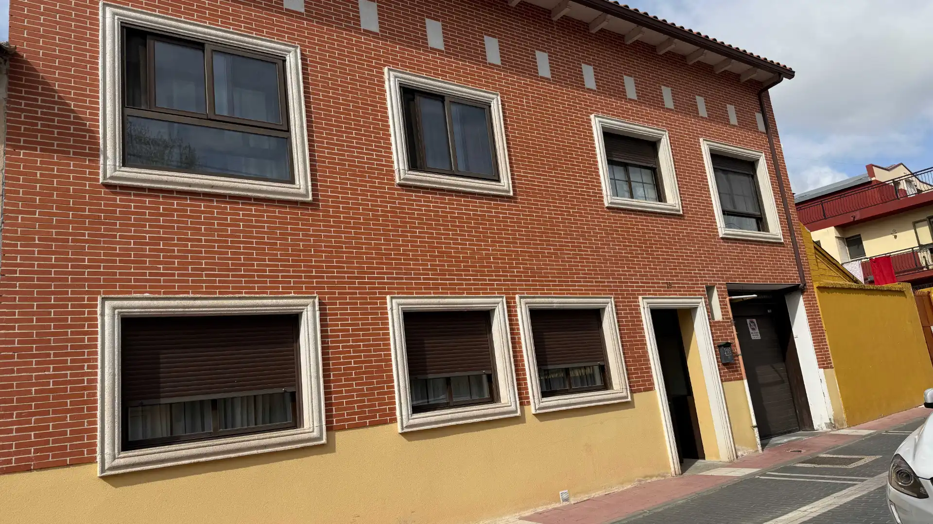 Vista exterior de Piso en venta en Tudela de Duero con Calefacción, Parquet y Trastero