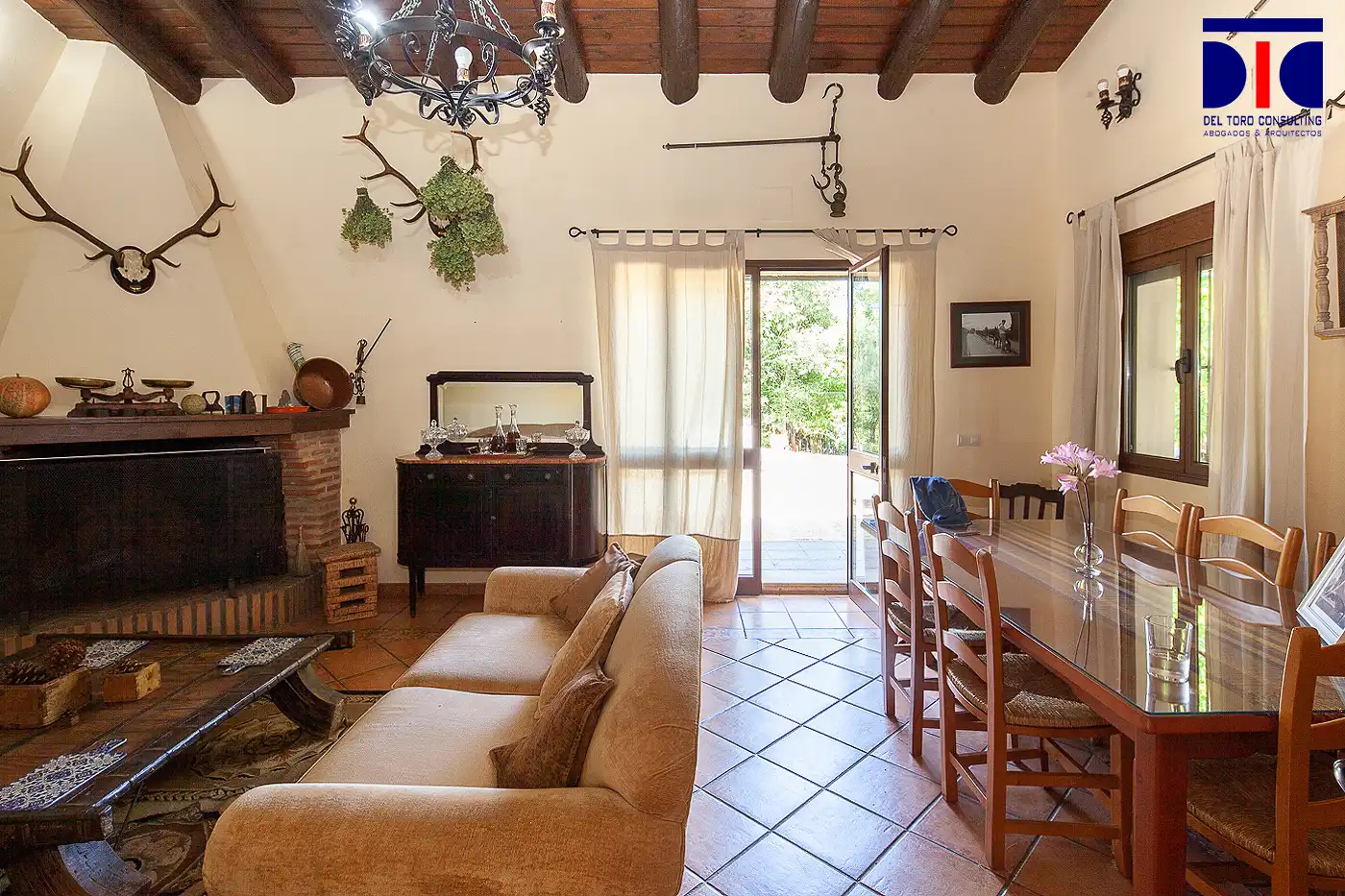 Sala de estar de Finca rústica en venta en Fuenteheridos con Aire acondicionado, Calefacción y Jardín privado