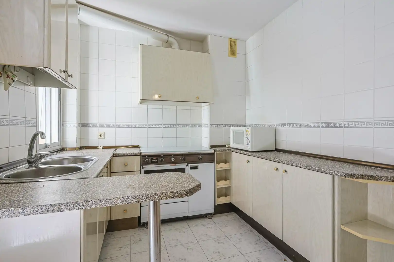 Kitchen of Flat for sale in Sevilla  with Air Conditioner and Furnished