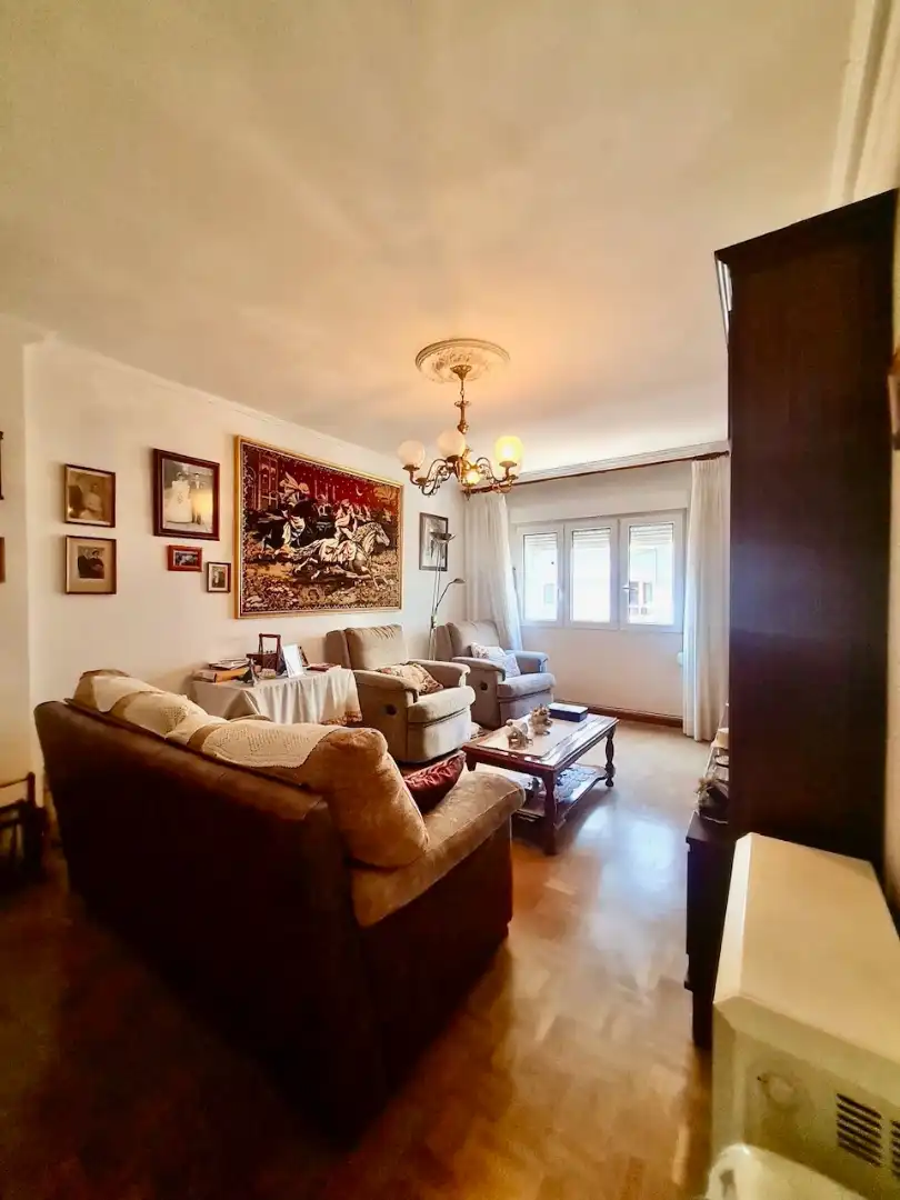 Sala d'estar de Pis en venda en Gijón  amb Calefacció, Parquet i Moblat