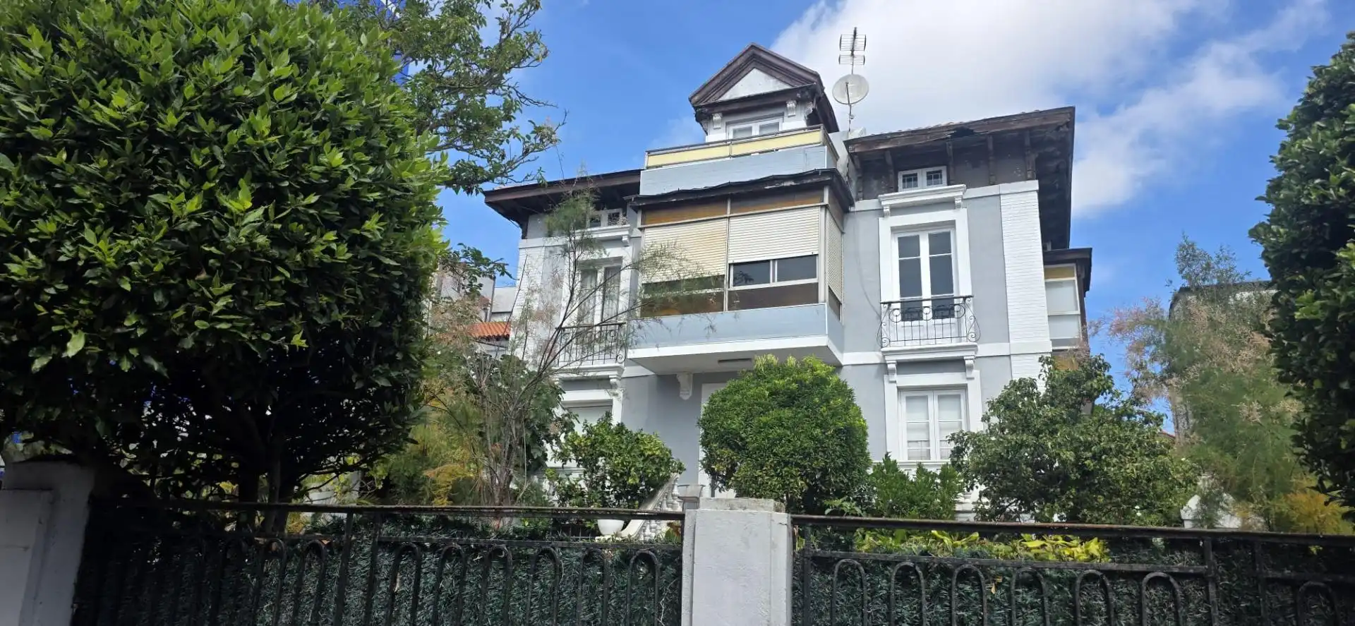 Vista exterior de Casa o xalet en venda en Santander amb Jardí privat, Terrassa i Moblat