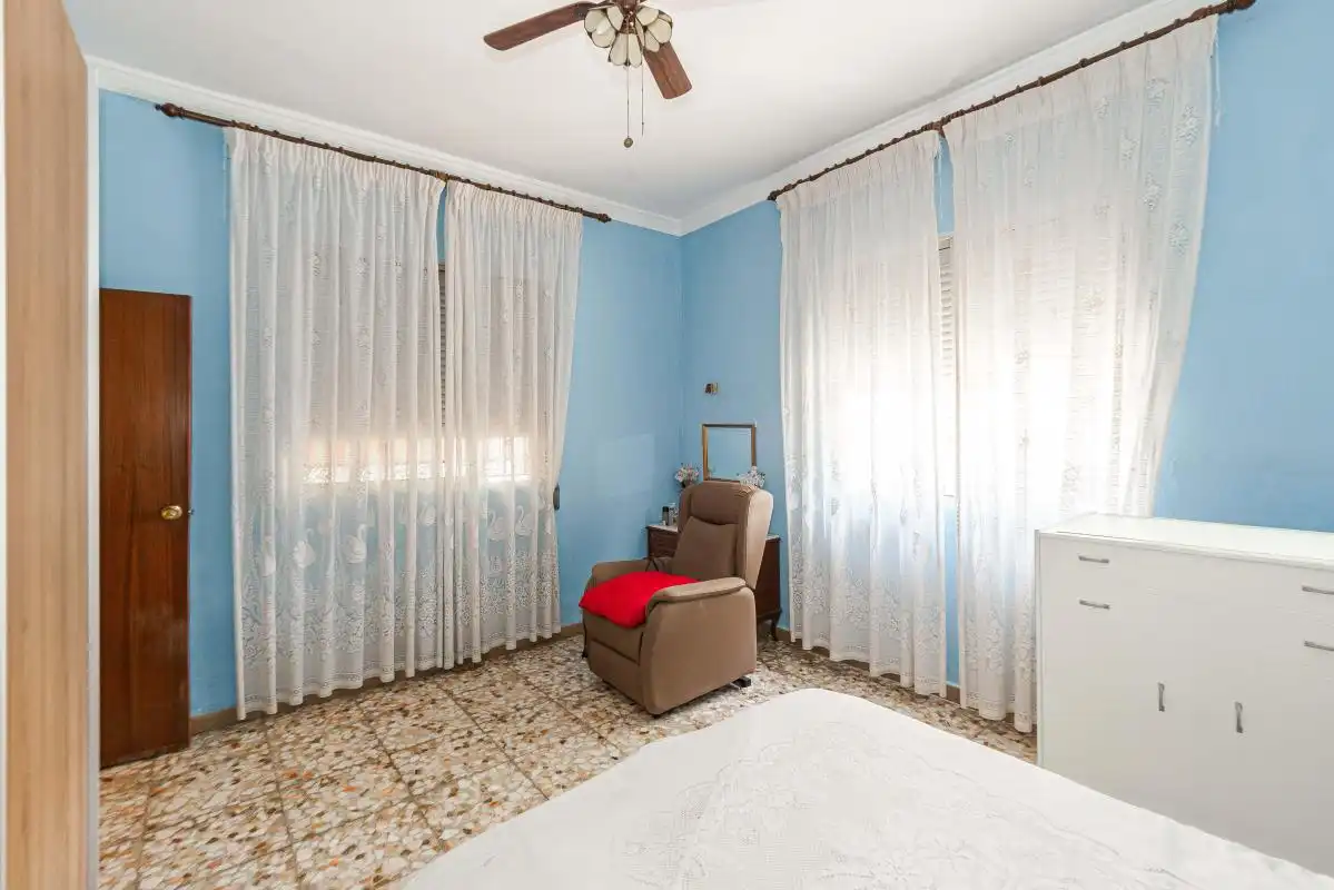 Dormitori de Casa adosada en venda en Sevilla amb Aire condicionat, Calefacció i Jardí privat