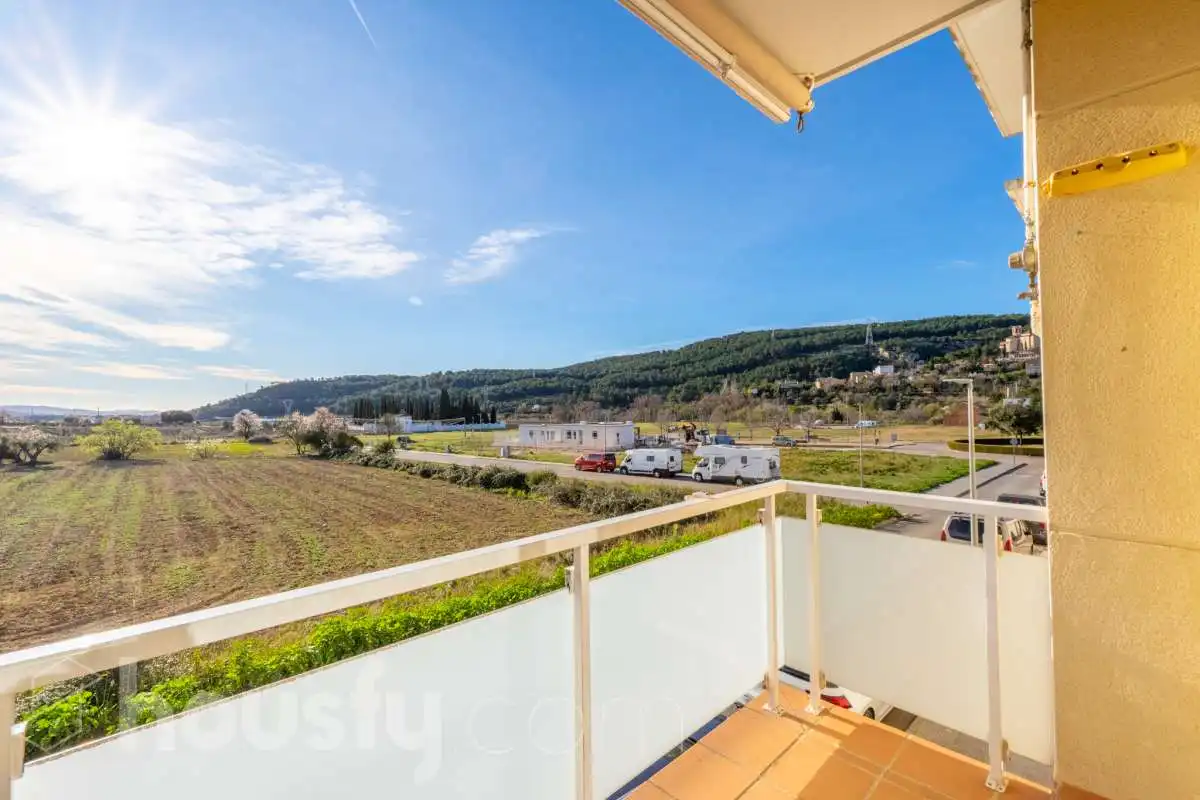 Außenansicht von Wohnung zum Verkauf in Sant Martí Sarroca mit Privatgarten, Abstellraum und Gemeinschaftspool