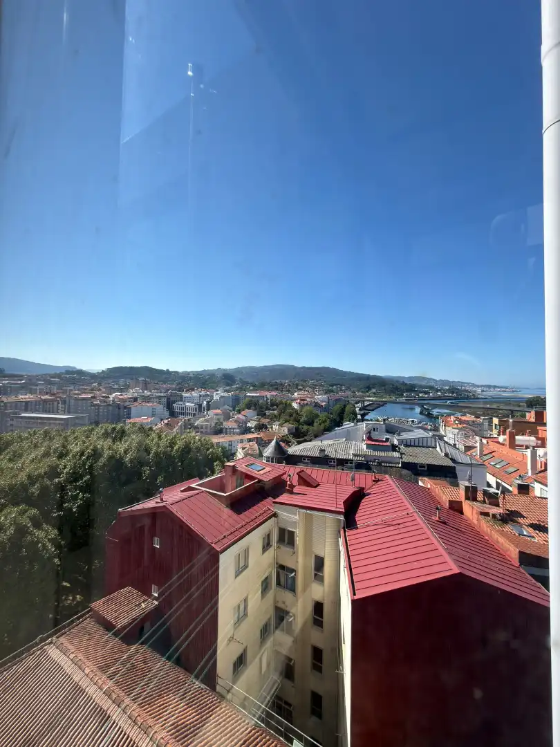 Vista exterior de Piso en venta en Pontevedra Capital  con Calefacción, Parquet y Horno