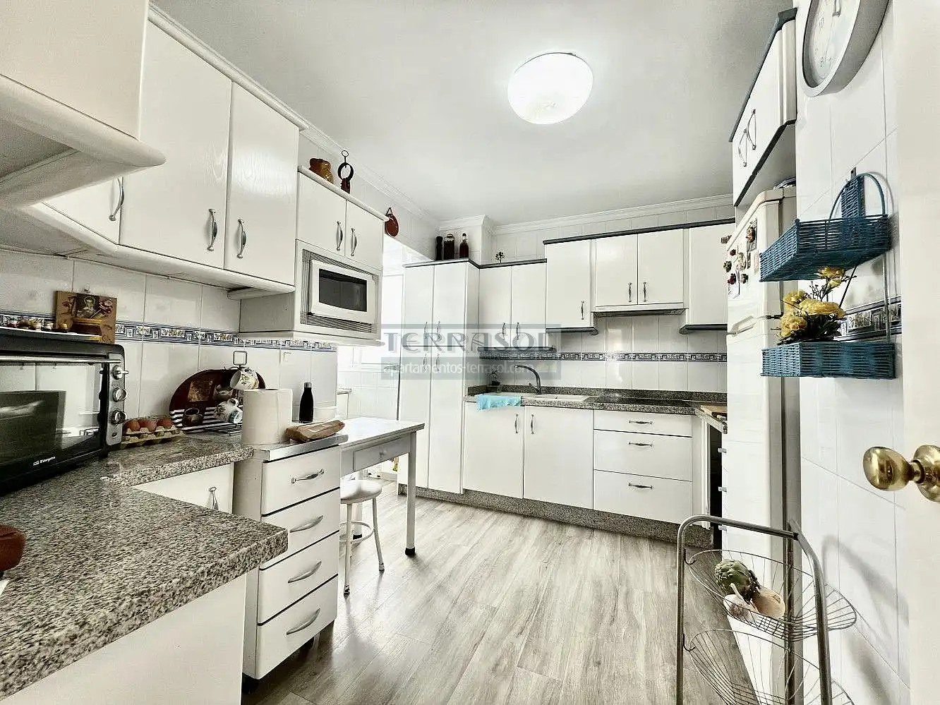 Cuina de Apartament en venda en Vélez-Málaga amb Jardí privat, Terrassa i Traster