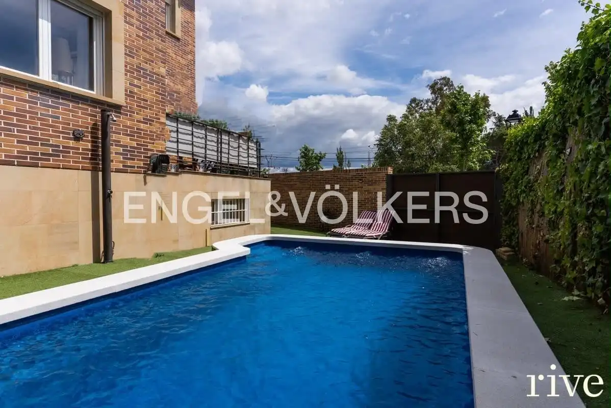 Piscina de Casa adosada de lloguer en Brunete amb Aire condicionat, Calefacció i Jardí privat