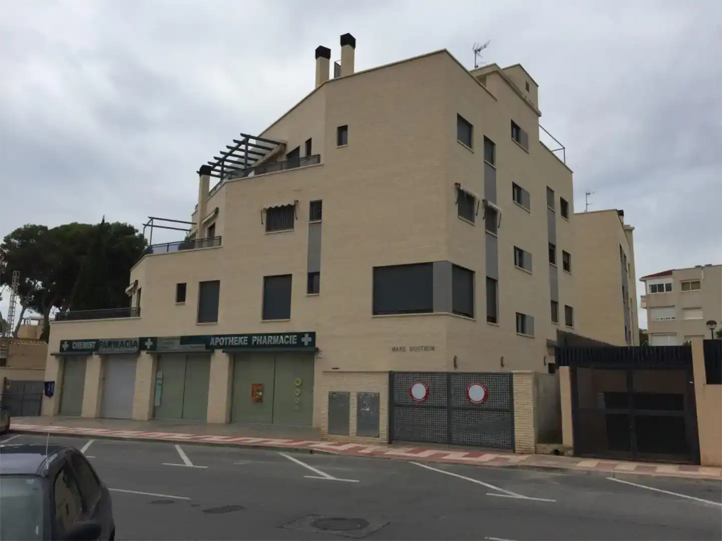 Vista exterior de Àtic en venda en El Campello amb Aire condicionat, Jardí privat i Parquet