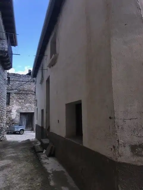 Vista exterior de Casa adosada en venda en Valle de Hecho