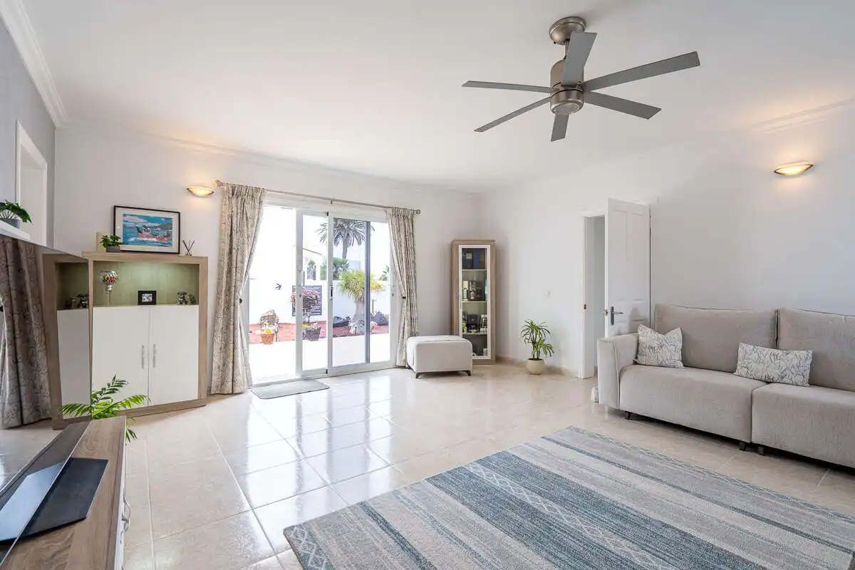 Sala d'estar de Casa o xalet en venda en Yaiza amb Traster, Piscina i Moblat