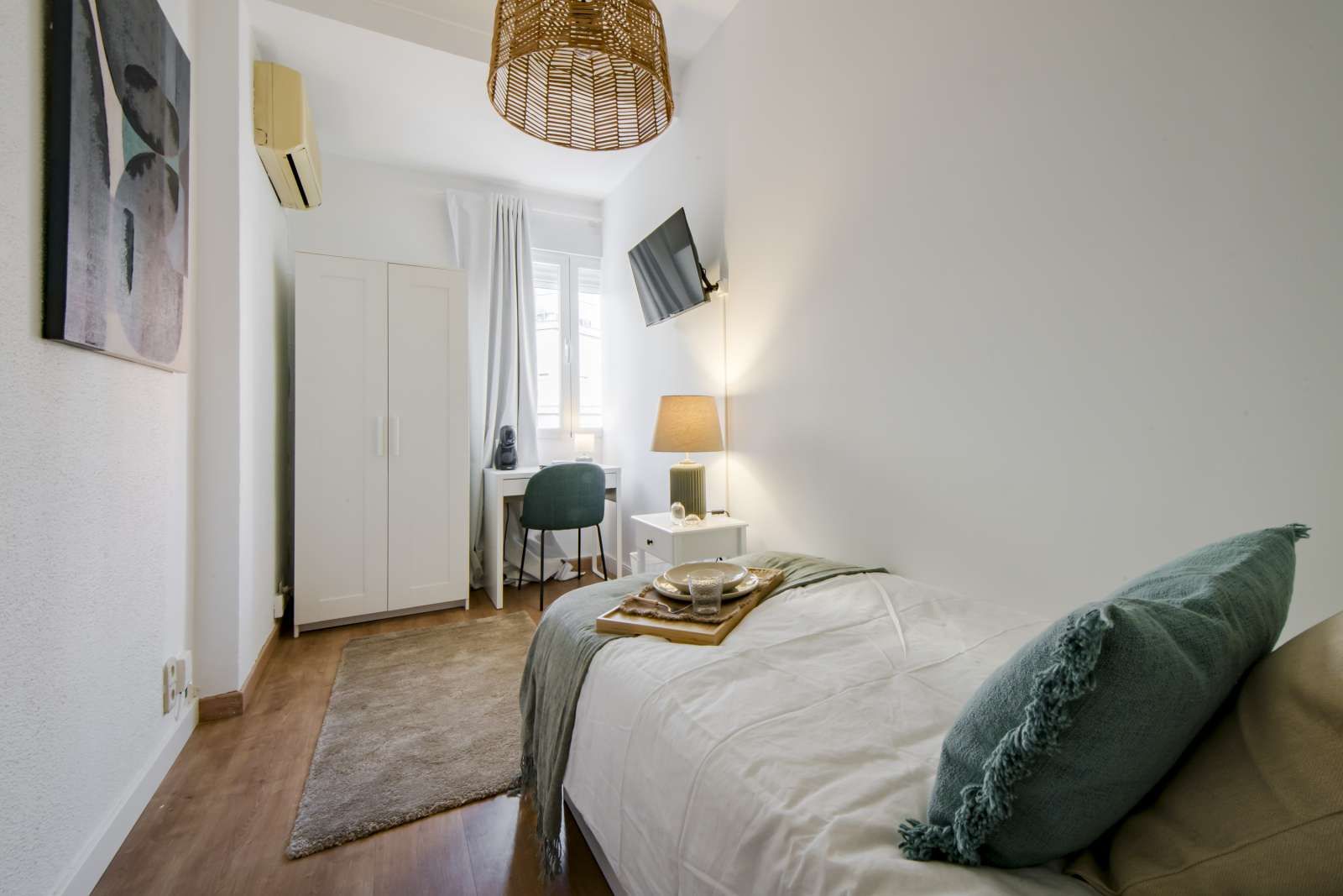 Bedroom of Flat to share in  Madrid Capital  with Air Conditioner and Terrace