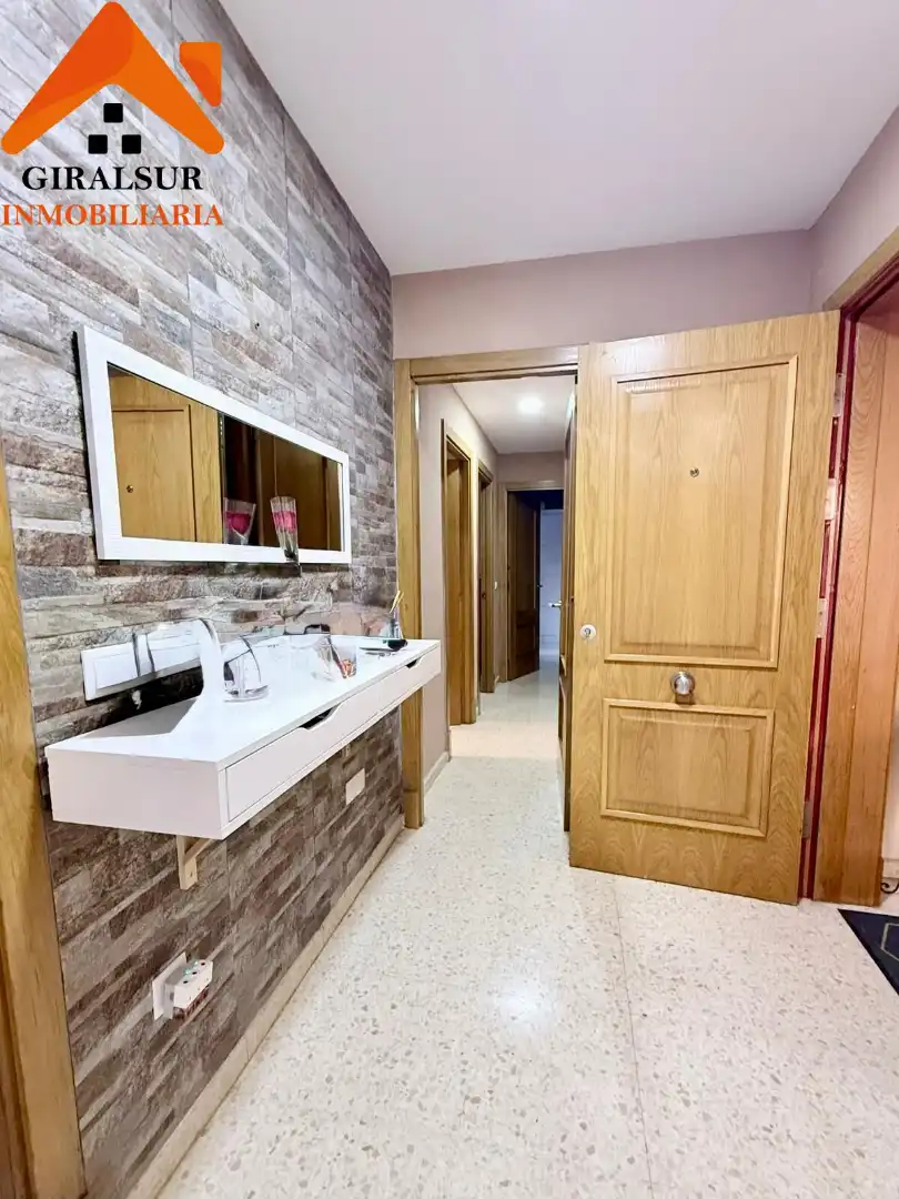 Bathroom of Flat for sale in Sevilla  with Air Conditioner, Terrace and Storage room