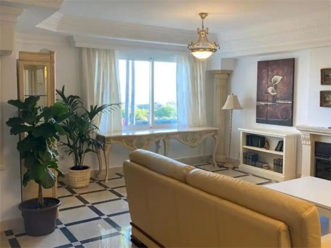 Sala d'estar de Casa adosada en venda en Marbella amb Aire condicionat, Calefacció i Jardí privat