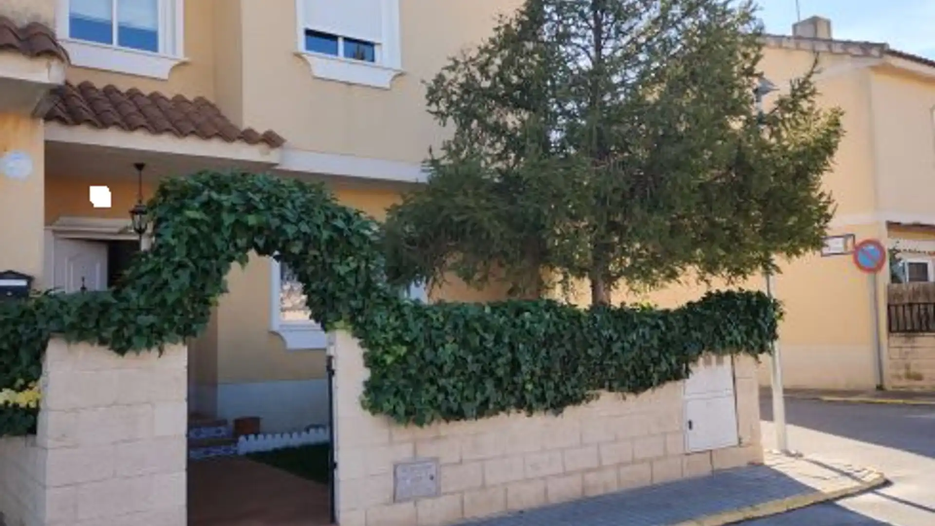 Außenansicht von Einfamilien-Reihenhaus zum Verkauf in Numancia de la Sagra mit Klimaanlage, Heizung und Privatgarten