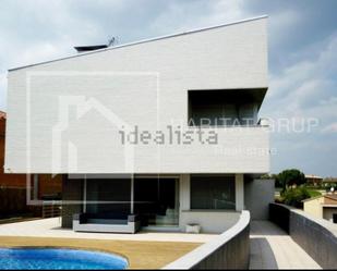 Exterior view of House or chalet for sale in Girona Capital  with Air Conditioner, Heating and Private garden