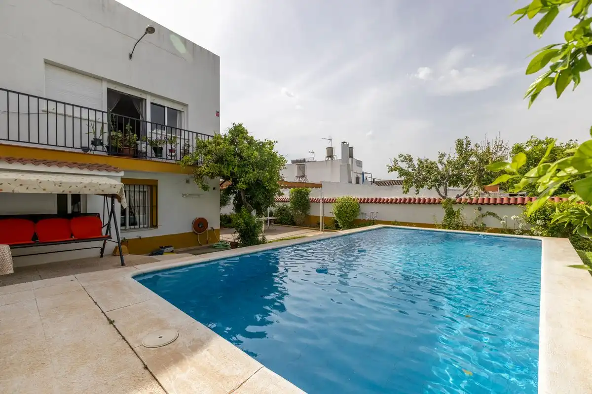 Schwimmbecken von Maisonette zum Verkauf in Bollullos de la Mitación mit Heizung, Privatgarten und Abstellraum