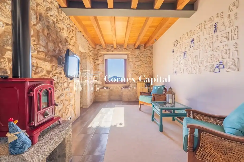 Sala de estar de Finca rústica en venta en Maçanet de Cabrenys con Calefacción, Jardín privado y Terraza