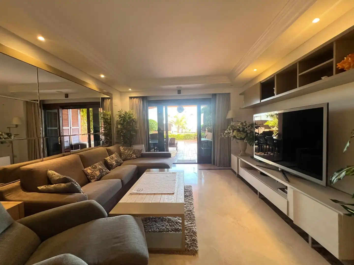 Wohnzimmer von Wohnung zum Verkauf in Estepona mit Klimaanlage, Privatgarten und Terrasse