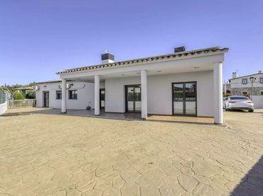 Casa con piscina en venta en Calle Canigo 1