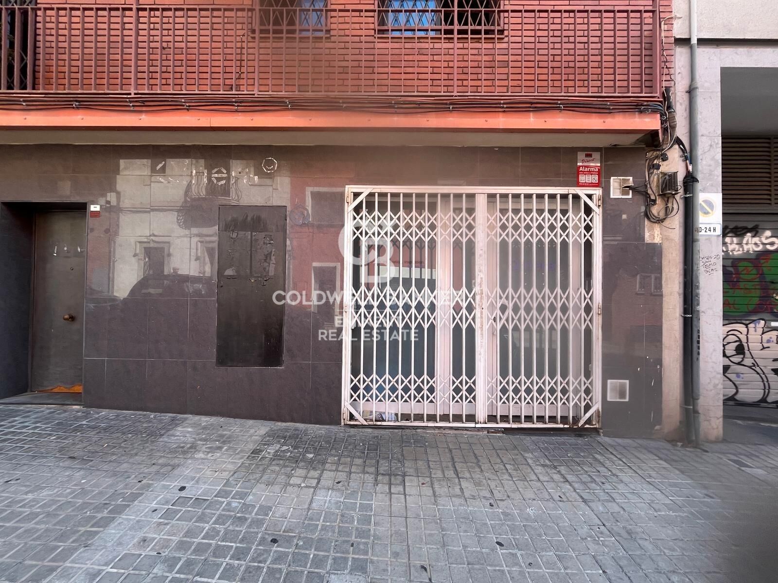 Vista exterior de Local en venda en  Barcelona Capital amb Aire condicionat