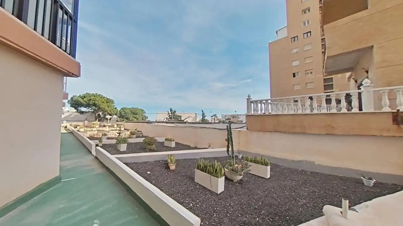 Terrassa de Planta baixa en venda en Torrevieja amb Aire condicionat, Calefacció i Jardí privat